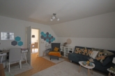 Wohnzimmer - Charmante 3-Zimmer-Dachgeschosswohnung mit Balkon und Garten in Hürth-Alstädten-Burbach