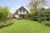 Titel Rückansicht - Moderne Klarheit – großzügiges Wohnen mit privatem Garten auf Erbbaugrundstück in Köln-Müngersdorf