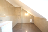 Tageslicht Duschbad - Moderne 2-Zimmer-Wohnung mit Einbauküche und Dachterrasse in Hürth-Efferen