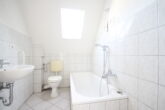 Freistehendes Zweifamilienhaus mit großem Grundstück in Bestlage von Hürth-Efferen - Badezimmer Obergeschoss