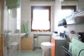 Vermietetes Zweifamilienhaus mit Garten und Garage in Hürth-Efferen - Badezimmer Wohnung Eg