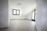 Wohnzimmer - Dachgeschoss-Wohnung mit Balkon in ruhiger Lage von Hürth-Efferen