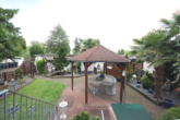 Blick Auf Den Kleinen Garten Von Der Loggia - 2-Zimmer-Erdgeschosswohnung mit Loggia, Einbauküche und eigenem Gartenparadies in Hürth-Efferen